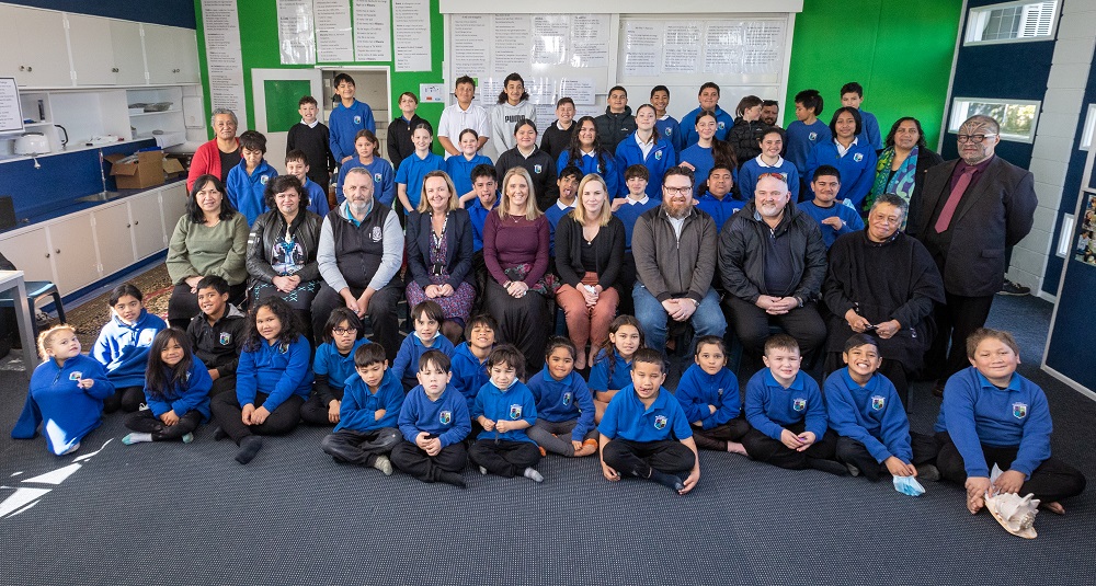 Powerco team members mark the occasion with a photo with Te Kura o Ngaruahinerangi Tumuaki tamariki and kaiako.